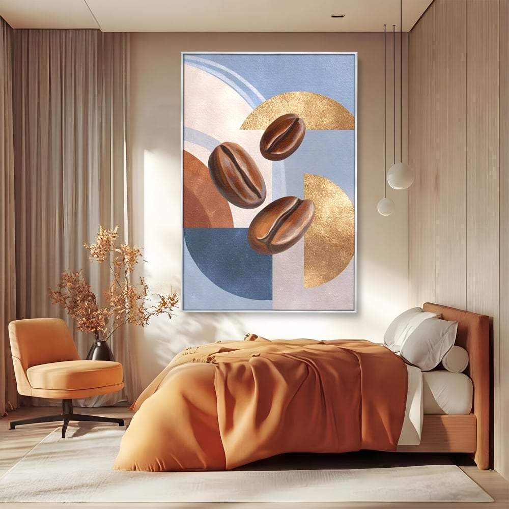 Tablou canvas cu tablou canvas cu boabe de cafea, in rama de aluminiu argintiu, pe perete intr-un dormitor